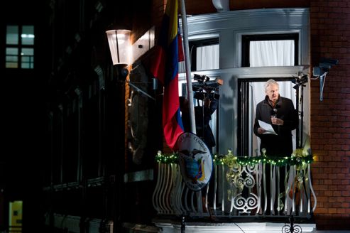 Julian Assange, jeudi soir, sur le balcon de l'ambassade d'Équateur à Londres .