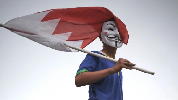 Un enfant avec un masque de Guy Fawkes (également utilisé par les Anonymous) participe à une manifestation contre la tenue du Grand Prix de Bahreïn, le 18 avril 2013 à Diraz, près de la capitale, Manama.