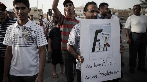 Un manifestant bahreïnien brandit un panneau lors d'une manifestation dans le village de Jidafs, le 12 avril 2013 : "nous aimons la F1, mais nous aimons encore plus la liberté."