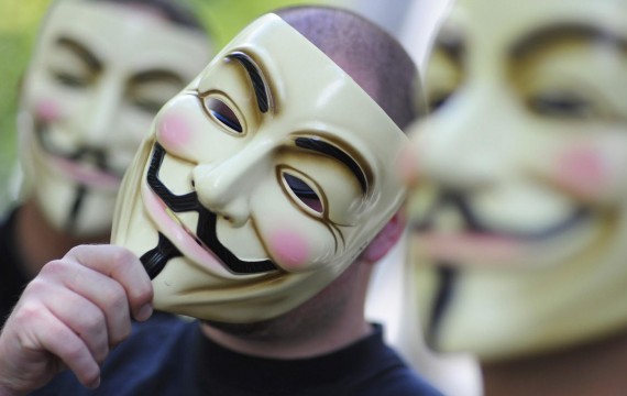 Des activistes d'Anonymous le 14/08/08 à Berlin (AFP PHOTO DDP/MICHAEL GOTTSCHALK GERMANY OUT)