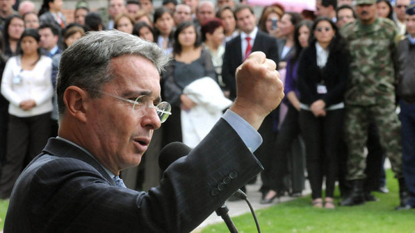 Uribe: l'appui aux seigneurs de la terre et la guerre  aux FARC
