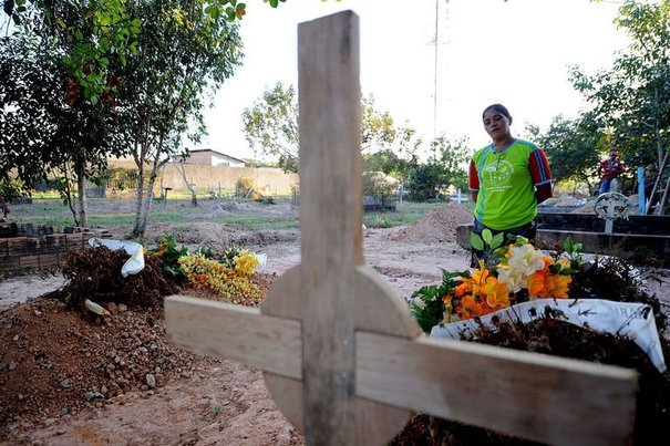 Des tombes de paysans assassinés...au Brésil.